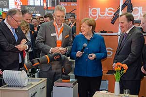 Prominenter Besuch auf dem igus Stand von Angela Merkel